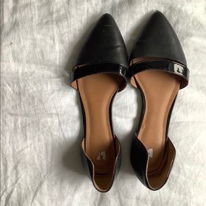 Pointed black flats